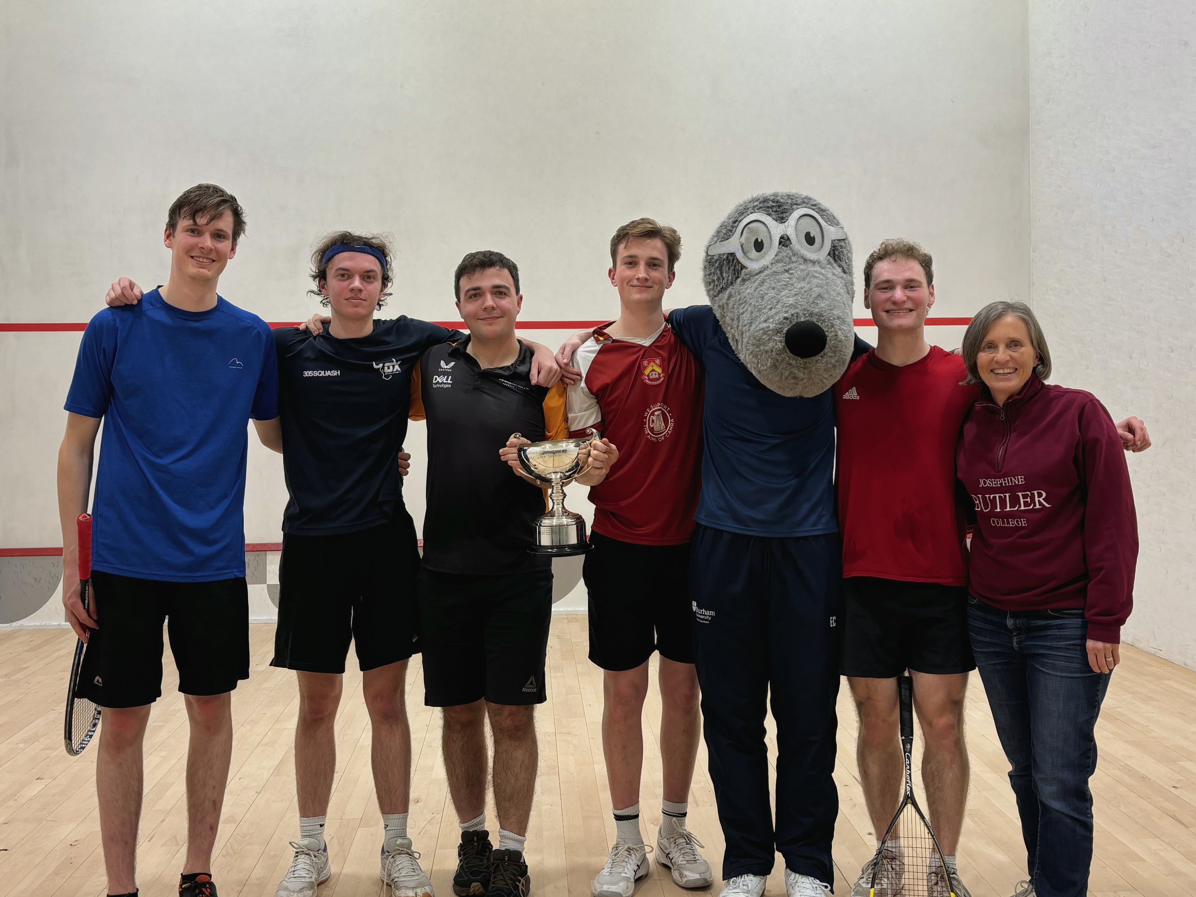 Squash team with the trophy