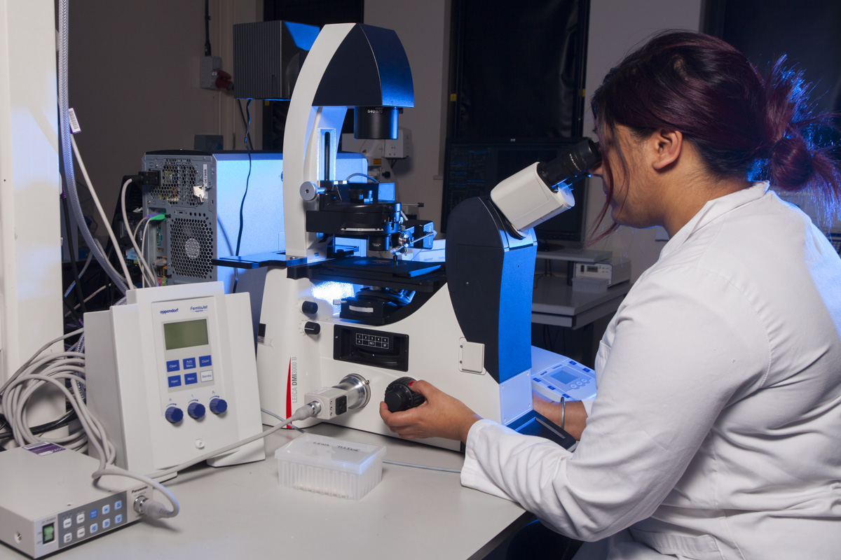 Student using Leica Microscope