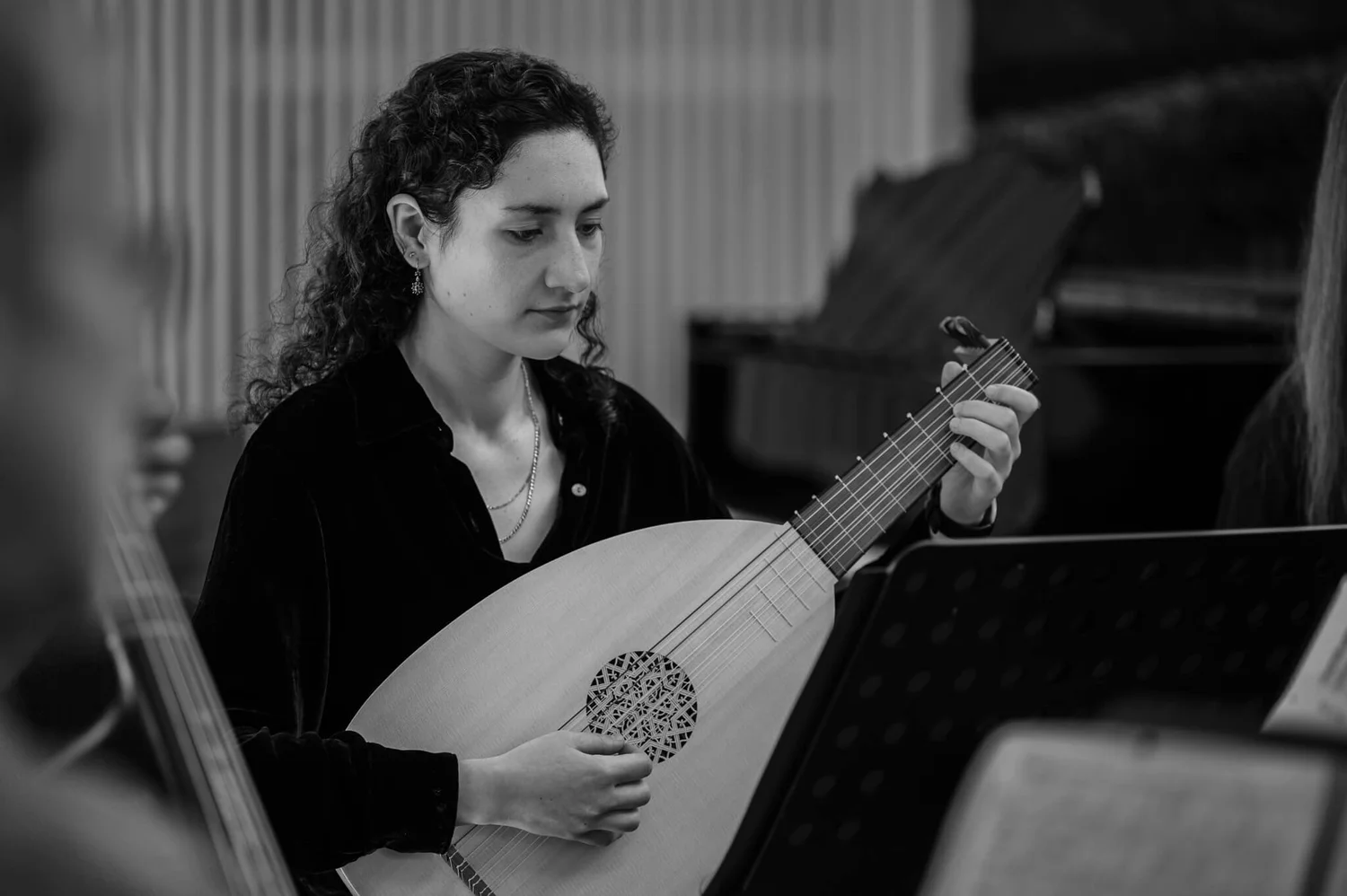 A woman playing the lute