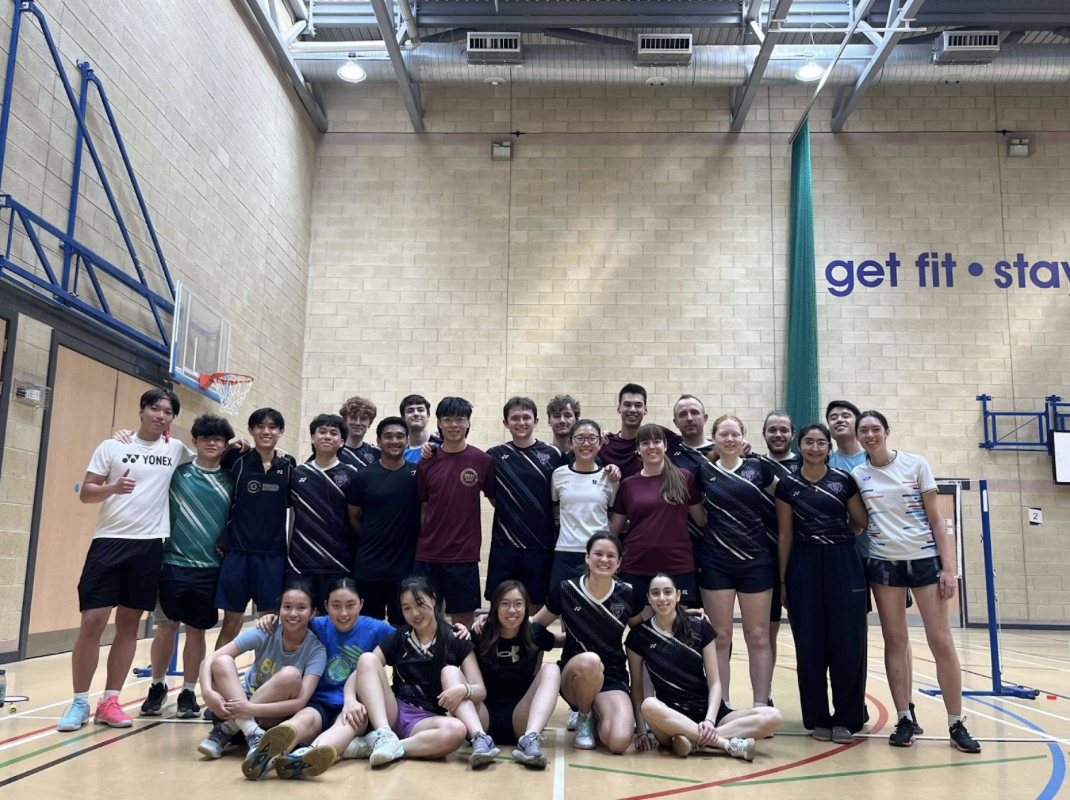 Badminton students coming together for a team photo.