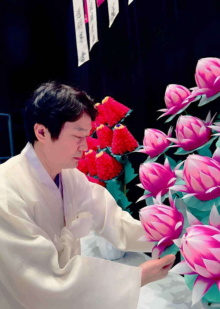Pink paper flowers and Korean artist Jung Younrak